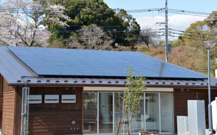 屋根一面が太陽光発電パネルの印西支店